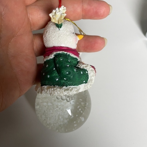 SNOW Woman Snow-globe Christmas Around the World - Picture 7 of 12